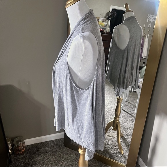 Gray sleeveless cardigan - Picture 2 of 4